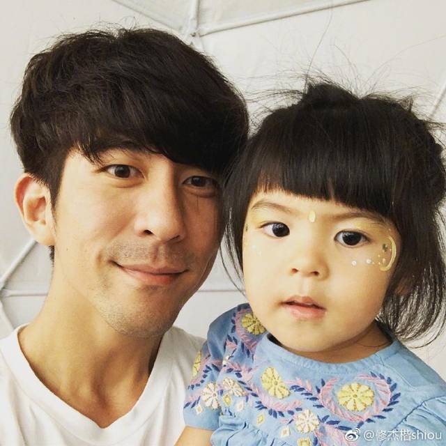 不过慢慢长大的小BO妞漂亮基因开始显现了,越长越漂亮了,如今比姐姐还好看了,比姐姐还萌了。