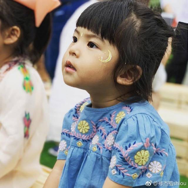 修杰楷晒女儿近照,姐妹俩变化大,咘咘长高变美,波妞比姐姐还美。