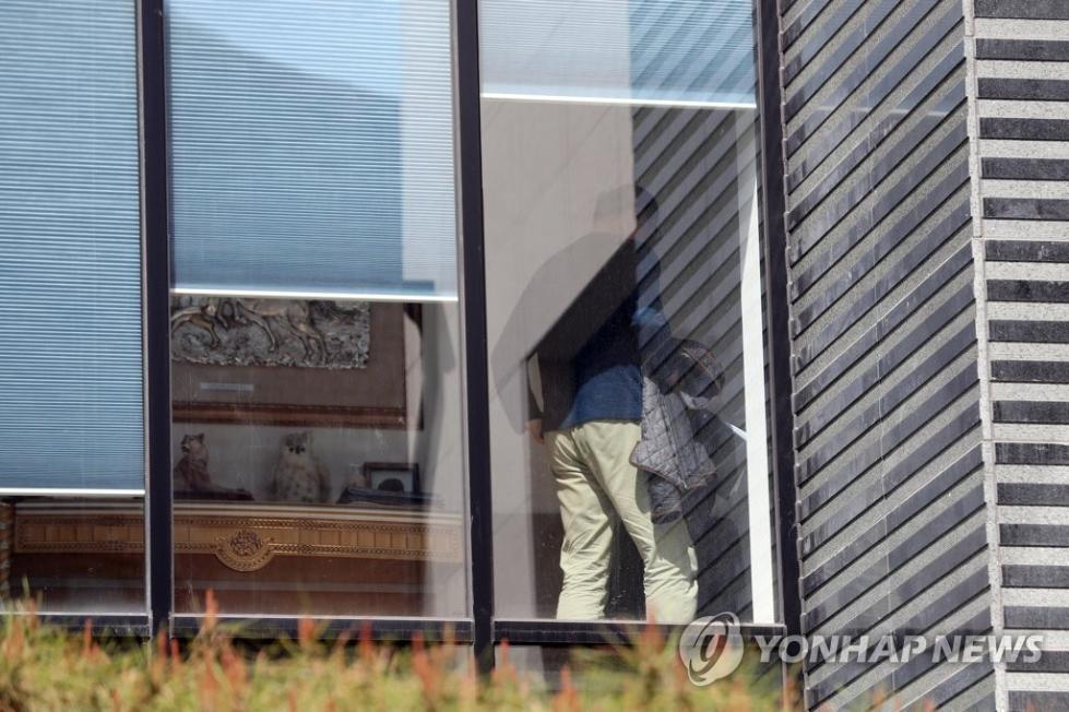 16日，韩国警方搜查朴有天住宅。（韩联社）