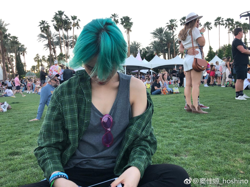 窦唯二女儿窦佳嫄晒近照