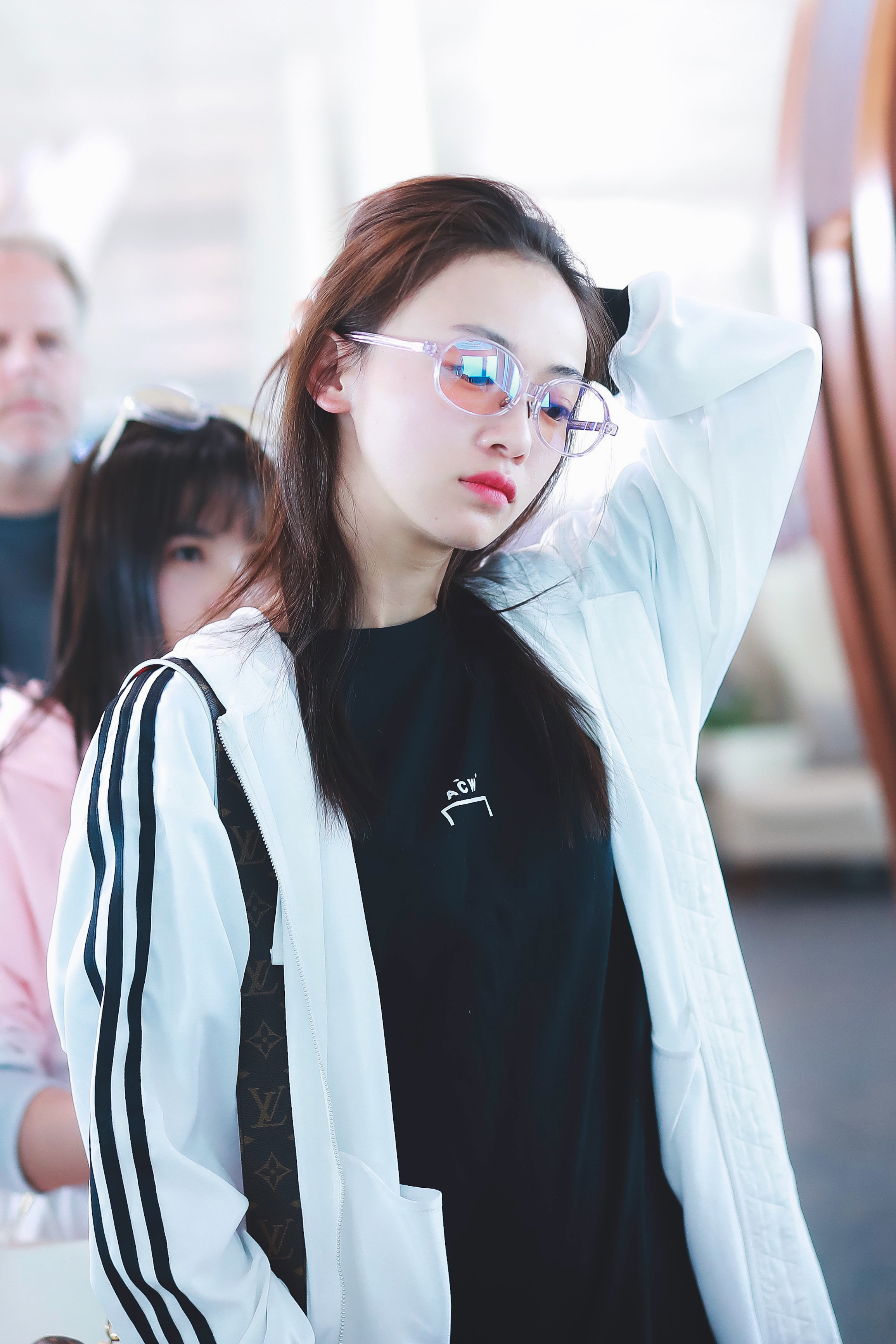 吴谨言运动装扮亲切邻家茶色墨镜吸睛