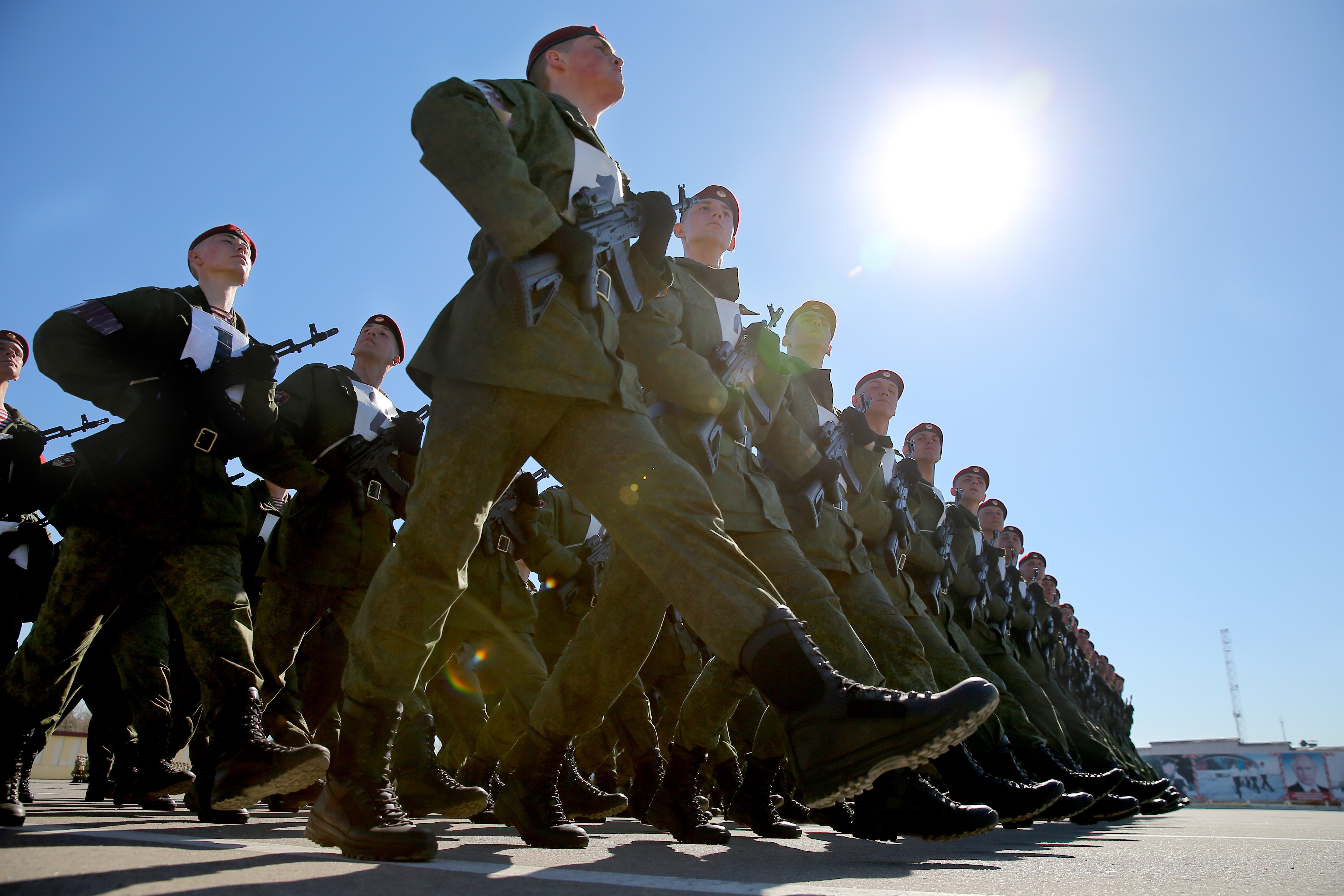 4 俄联邦国民警卫队士兵为胜利日阅兵做准备