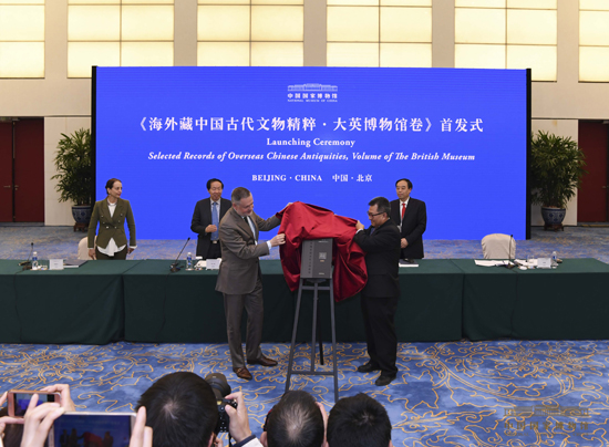 中国国家博物馆馆长王春法(前右)与大英博物馆馆长哈特维希·菲舍尔(前左)