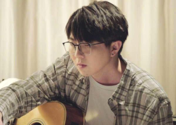 开头还是标准的吉他弹奏,非常有毛不易的风格,还是标准的毛不易式作词,还是那么优美的嗓音。