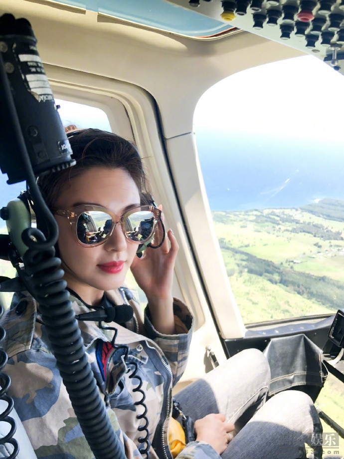 张雨绮坐直升机飞高空变酷girl 开心到起飞