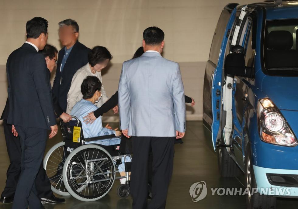 朴槿惠就诊后，离开医院返回拘留所。(韩联社)