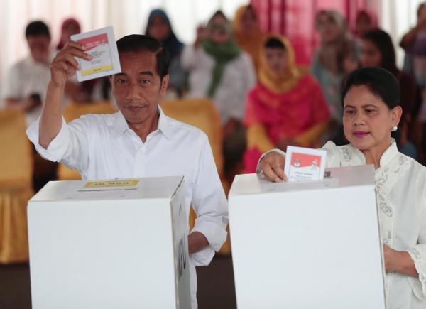 当地时间2019年4月17日，印度尼西亚，现任总统佐科偕妻参加投票。 IC Photo 图
