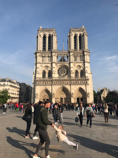 网友拍下巴黎圣母院起火前一小时的珍贵照片(推特截图)