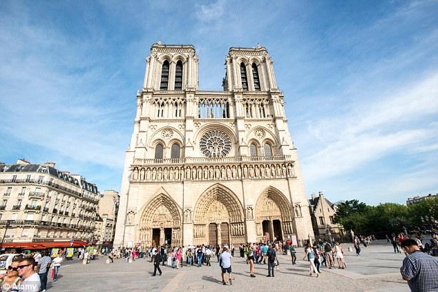 巴黎圣母院是法国的热门景点，每年都有数百万游客前来参观。(每日邮报)