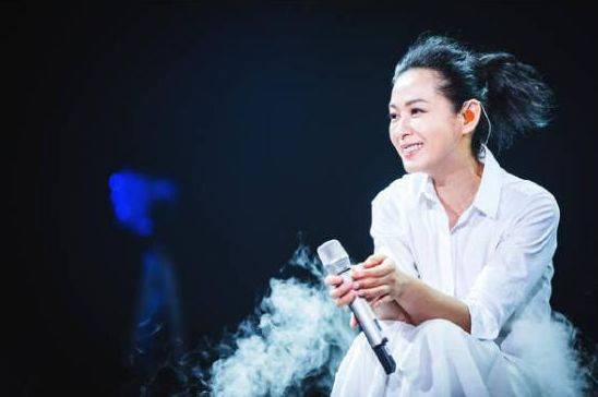 不管怎样，祝福她们一家人可以一直幸福下去。大家喜欢刘若英吗？