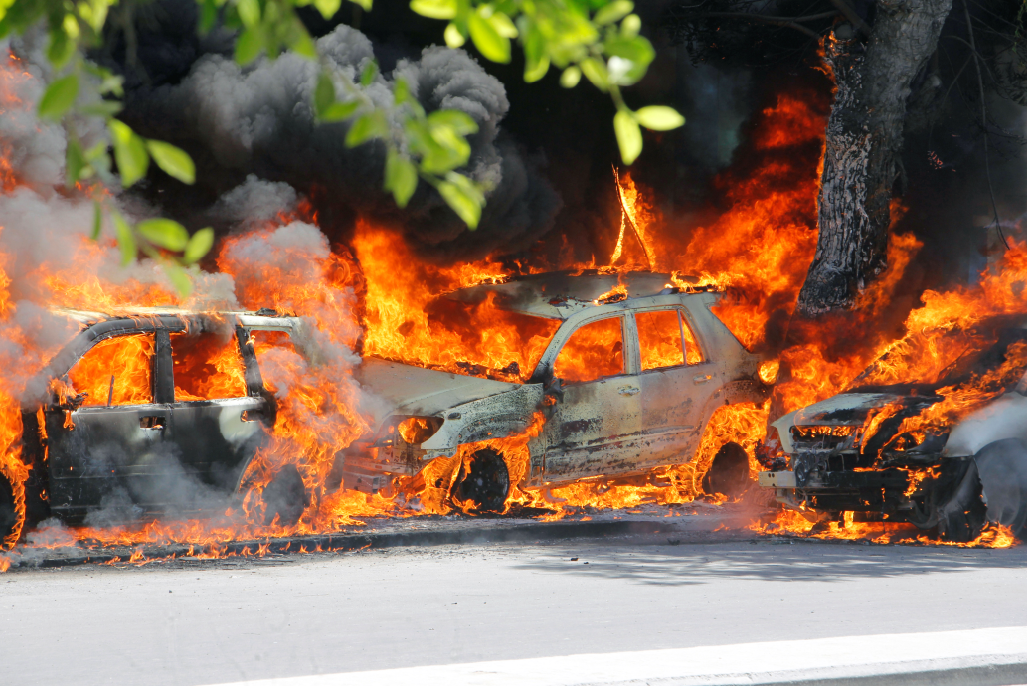 4 索马里首都遭炸弹爆炸袭击 车辆葬身火海