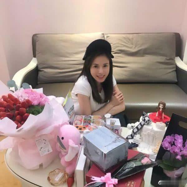 身穿白色白色连衣裙，手拿白色扇子，一身造型仙气十足，仿佛当年的那个小龙女又回来了！