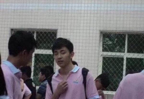 对此,网友们表示:“这又是哪个女孩的青春”“男大十八变”“颜值高代表了一切都好”