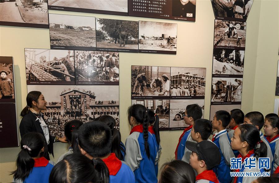 在新疆兵团军垦博物馆内，工作人员（左一）为参观的中学生讲解（4月9日摄）。 新华社记者 王菲 摄