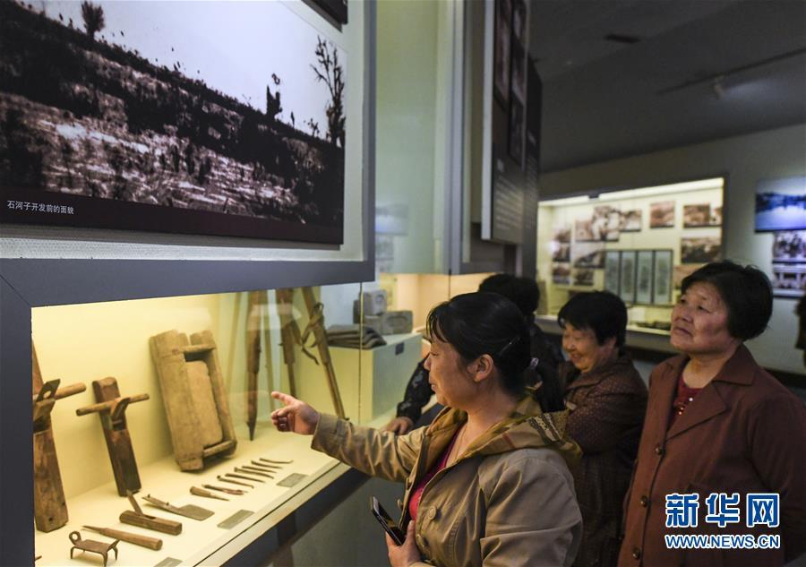 观众在新疆兵团军垦博物馆内参观（4月9日摄）。 新华社记者 王菲 摄