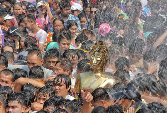 泰国人和游客欢度泼水节。（图源：泰国《民族报》）