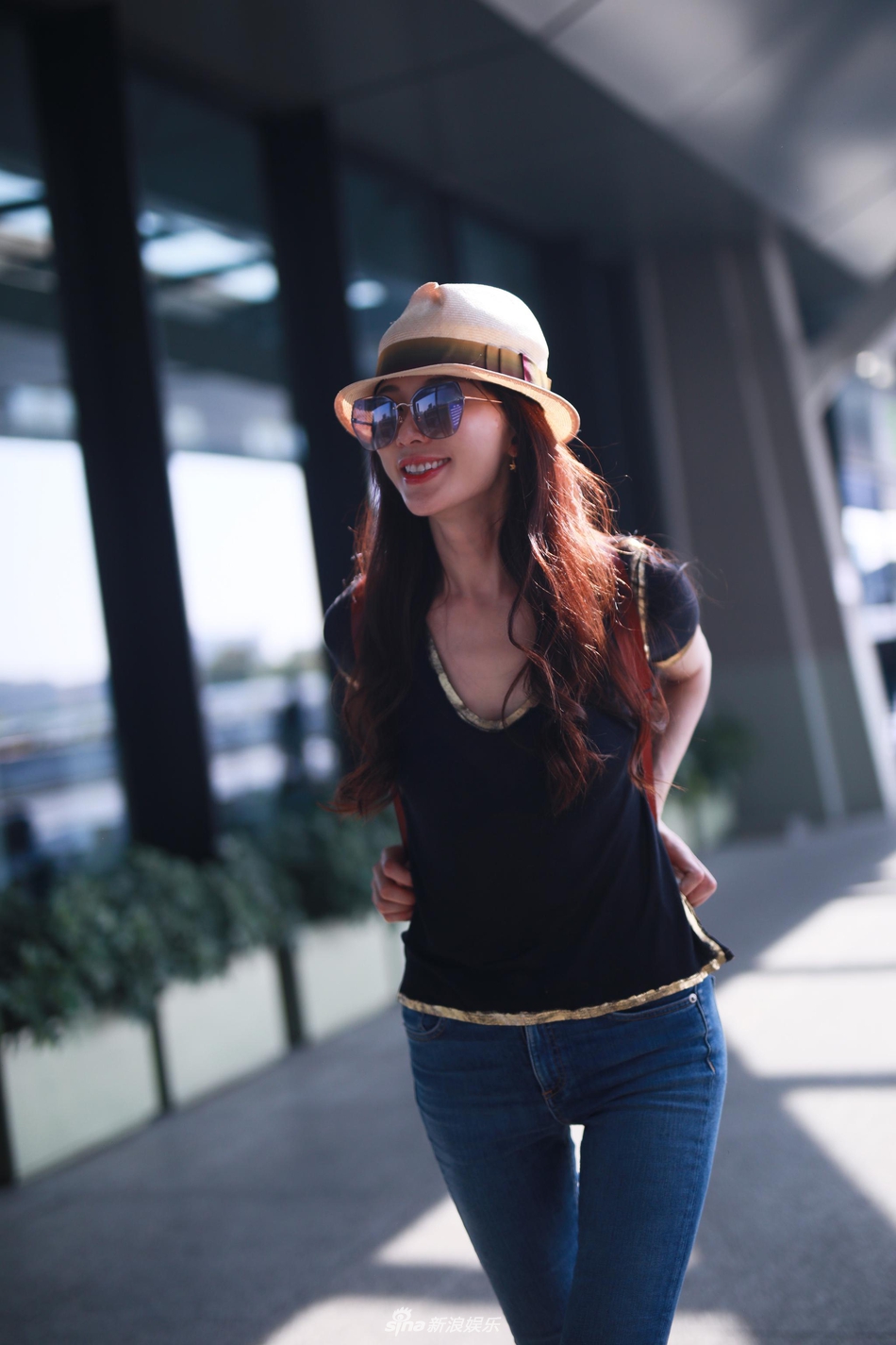 林志玲度假风清凉现身 黑色v领t恤难掩好身材