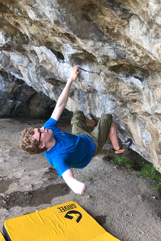 18岁独臂小哥成英国顶级残疾人攀岩选手