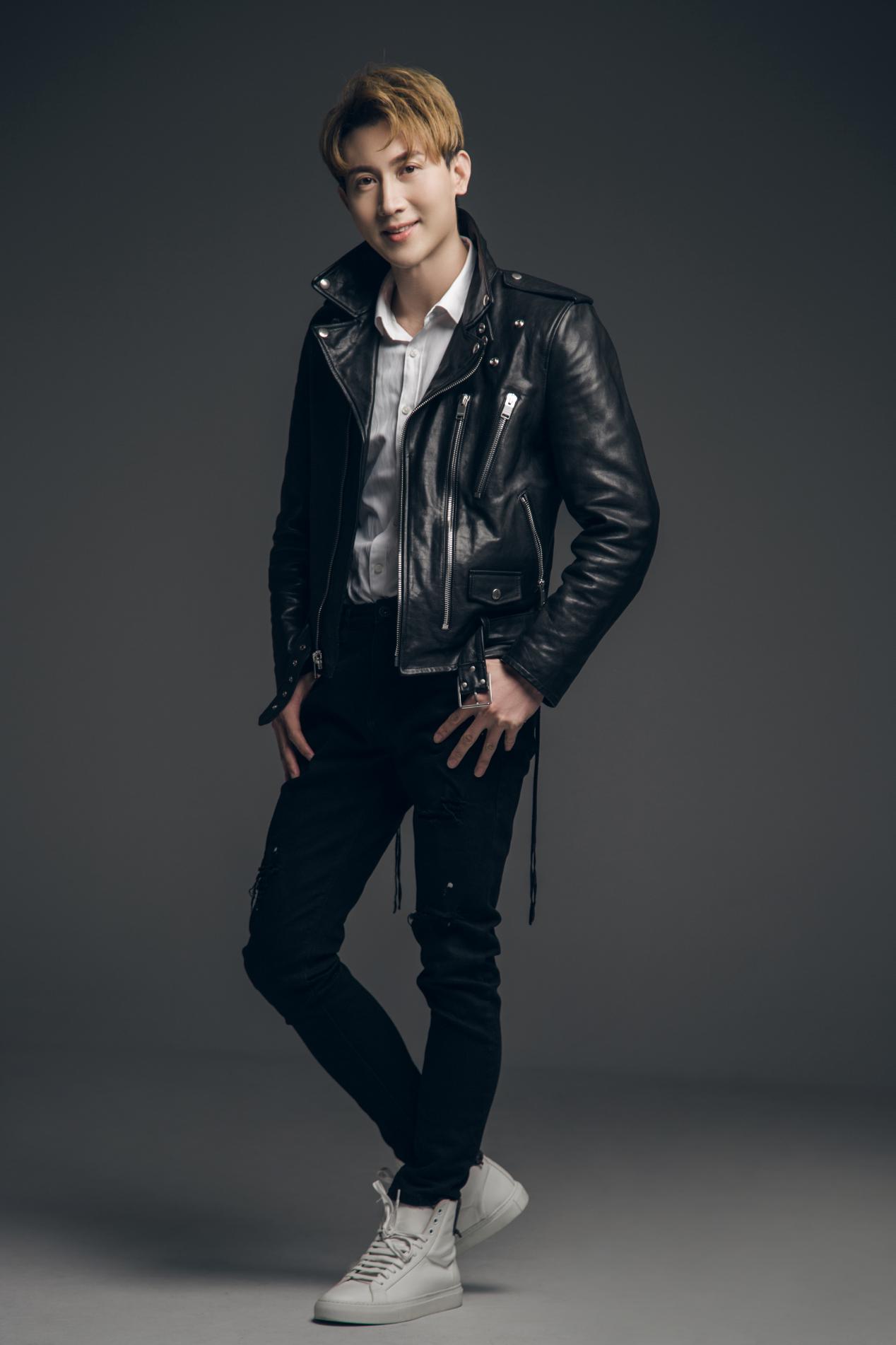 王龙华黑色夹克写真大片曝光 轻奢酷男范儿开启舔屏模式