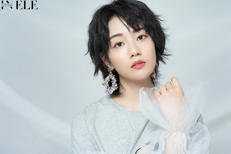 近日,演员陈泇文曝光了一组时尚大片.