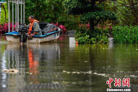 广州市19日上午遭强对流天气袭击，江边步行道被水淹 陈骥旻 摄