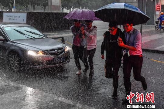广州市19日上午遭强对流天气袭击 陈骥旻 摄