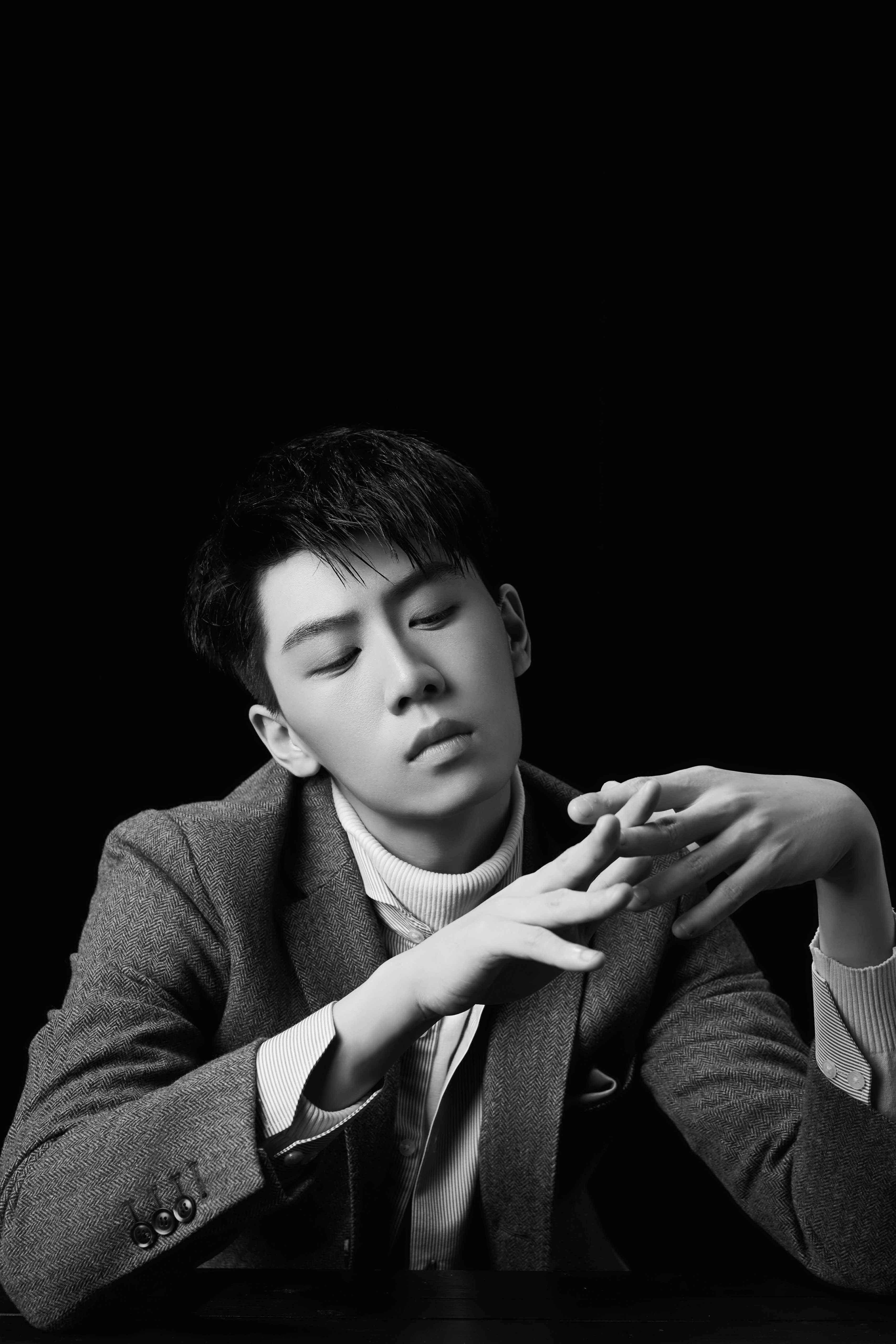 任宥纶黑白写真曝光 玩转帅气型男魅力