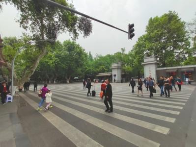 4月17日，成都市人民公园门口，最宽斑马线上行人来来往往。