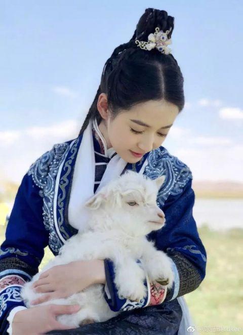 陈钰琪自倚天屠龙记之后未来一片光明啊！马上又要和于朦胧合作两世欢，也是担纲女主。