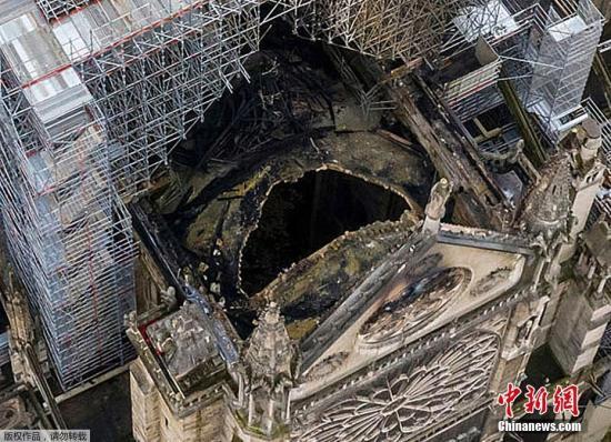 当地时间2019年4月17日，俯瞰火灾后的巴黎圣母院，屋顶被烧穿出现“大窟窿”，触目惊心。