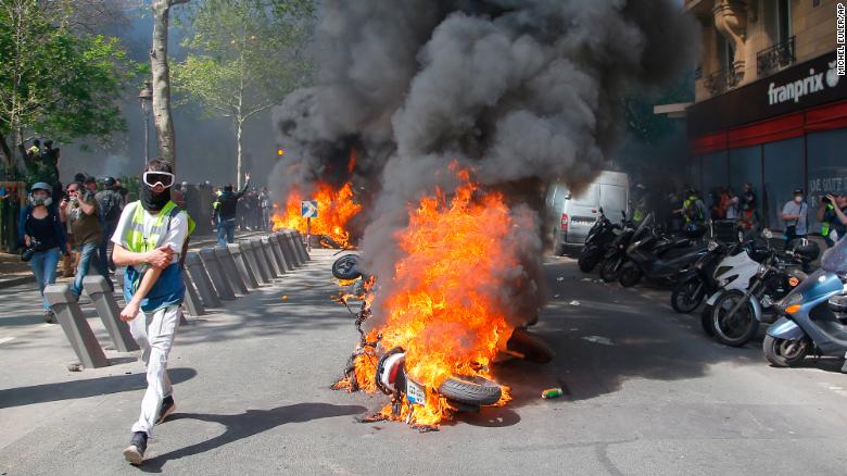 (法国第23周“黄马甲”游行示威、图源：CNN)