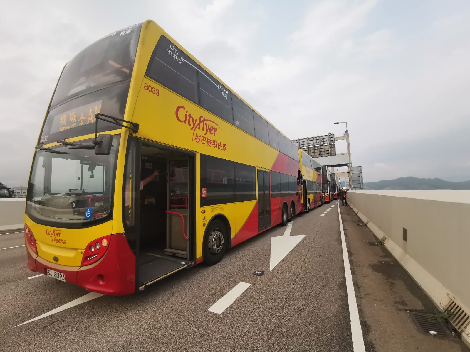 香港5辆巴士21日发生相撞事故(图片来源：港媒)