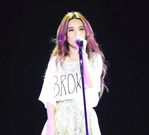 在团队选择单飞不解散之后，Hebe还是一如既往地坚持着自己喜欢音乐事业，先后推出了多张专辑。