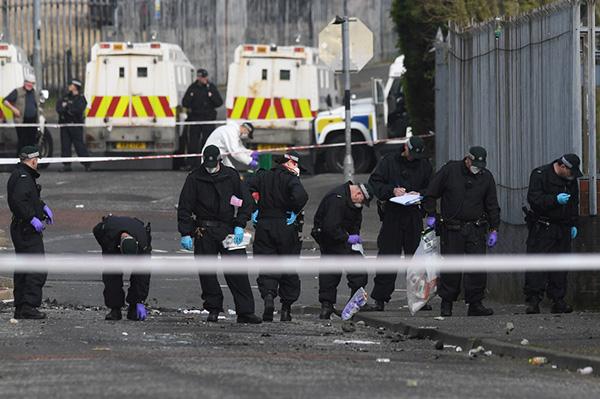 当地时间4月19日，在英国北爱尔兰城市伦敦德里，警方检查莱拉⋅麦基遭枪击的现场。