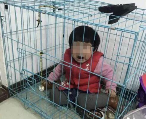 竟然将孩子关在笼子里？