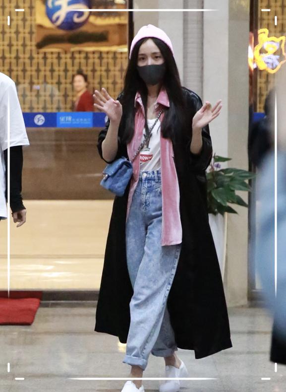 杨幂深夜素颜现身机场,粉嫩少女装遭围堵,打招呼心不在焉没表情