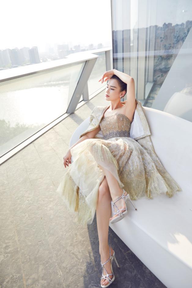 黄圣依盛装亮相西安国际时装周获赞时尚缪斯