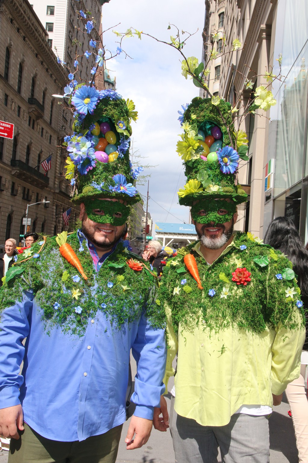 纽约举行复活节大游行民众盛装狂欢上演疯狂帽子秀