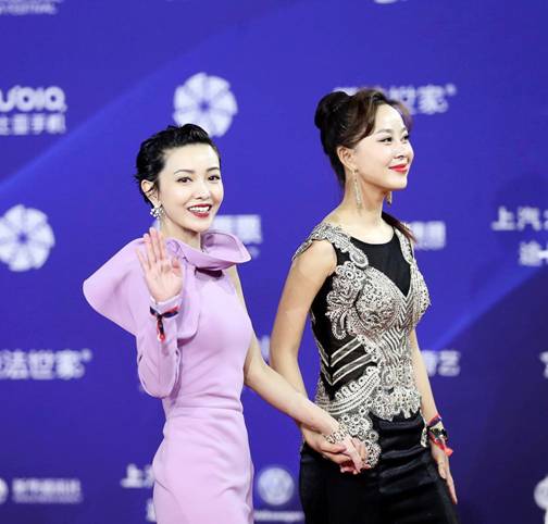 王芯宜(右)携手郭采洁(左)亮相电影节闭幕式