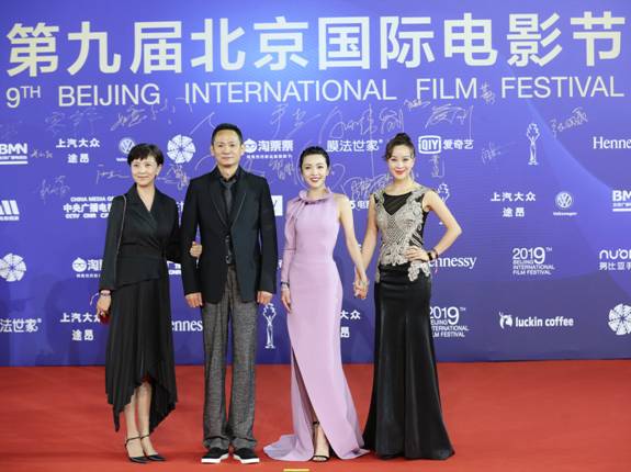 果靖霖携主演郭采洁、王芯宜(曾用名魏一),及制片人关小红亮相。