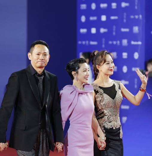 果靖霖(左)携主演郭采洁(中)、王芯宜(右)亮相北京电影节闭幕式