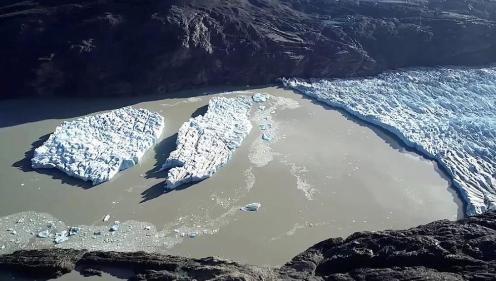 今年2月、3月，又有两座冰山从格雷冰川上脱落。 （智利南极研究所供图）
