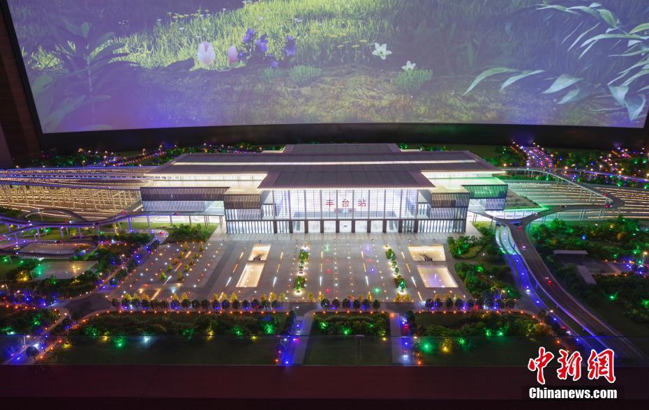 北京新建铁路丰台站第一根钢柱开始吊装
