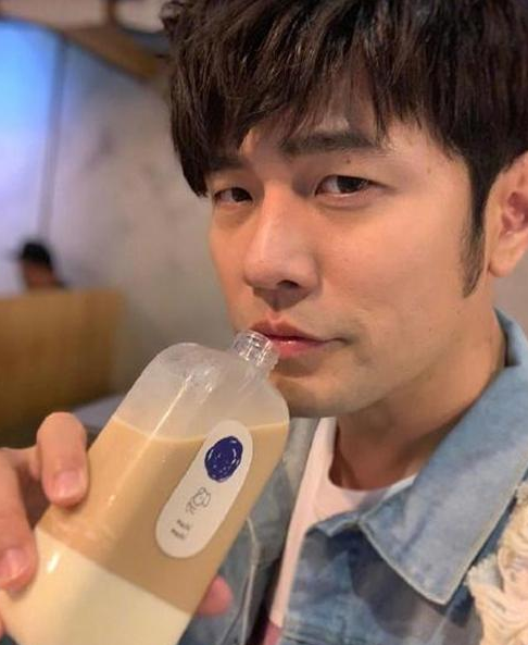 周杰伦怕太瘦了歌迷认不出,居然喝奶茶增肥?