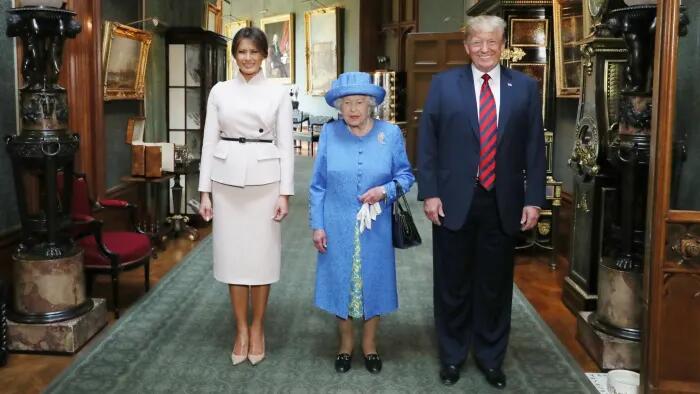 特朗普夫妇去年访英时和女王的合照(图源：英国《金融时报》)