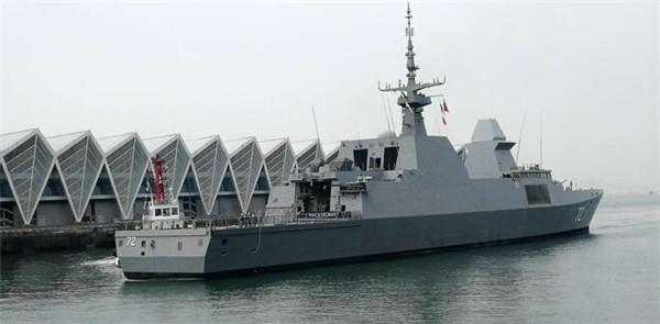 停靠在青岛大港码头的新加坡海军“坚强”号护卫舰。张庆宝 摄