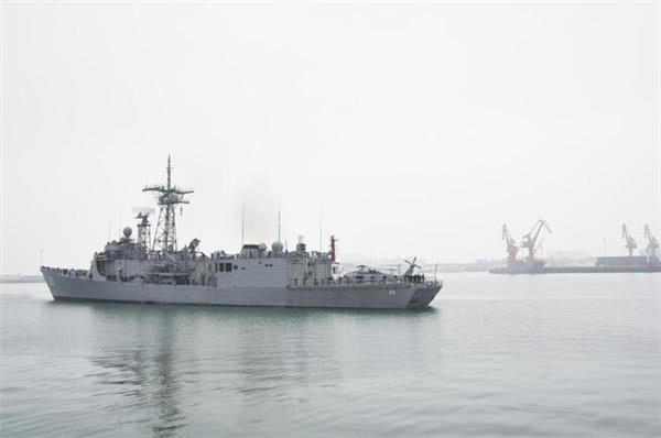 4月21日,澳大利亚军舰“墨尔本”号缓缓驶入青岛军港。张子栋摄