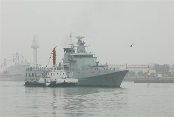 4月21日,文莱“达鲁塔克瓦”号巡逻舰靠泊青岛。王光杰摄