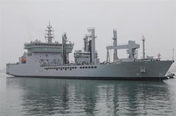 4月21日,印度补给舰“沙克提”号靠泊青岛港。张淦摄