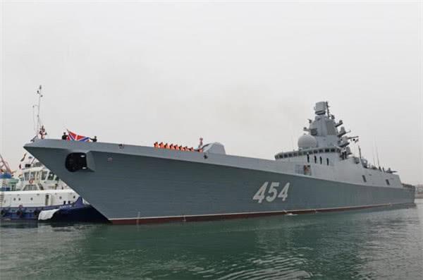 4月21日,俄罗斯22350型首舰“戈尔什科夫海军元帅”护卫舰靠泊青岛。 逄忠平摄